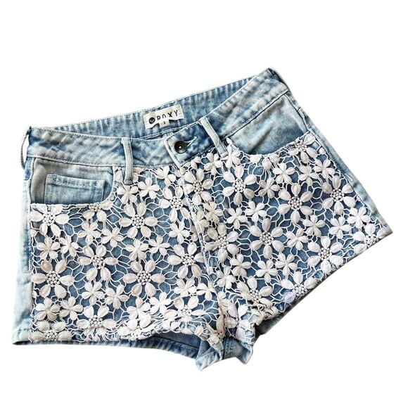 Roxy Women’s Pink Acid Wash Denim Shorts Size 3 Crochet Floral Overlay - Picture 1 of 9